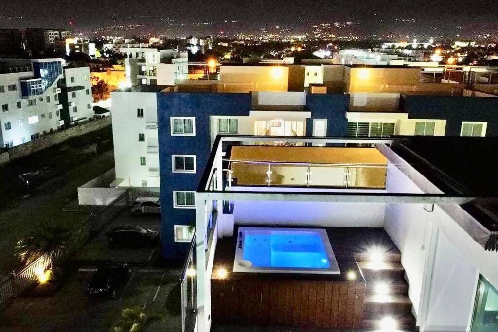 شقة Spectacular Penthouse With Private Jacuzzi Terrace سانتياغو دي لوس كاباليروس المظهر الخارجي الصورة